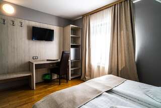 Отель Hotel Eden Кымпулунг-Молдовенеск Улучшенный двухместный номер с 1 кроватью или 2 отдельными кроватями-1